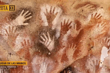 Hang động hàng nghìn năm tuổi với những dấu tích bàn tay kỳ bí