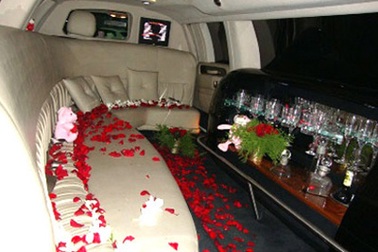 “Đốt tiền” thuê Limousine đón dâu