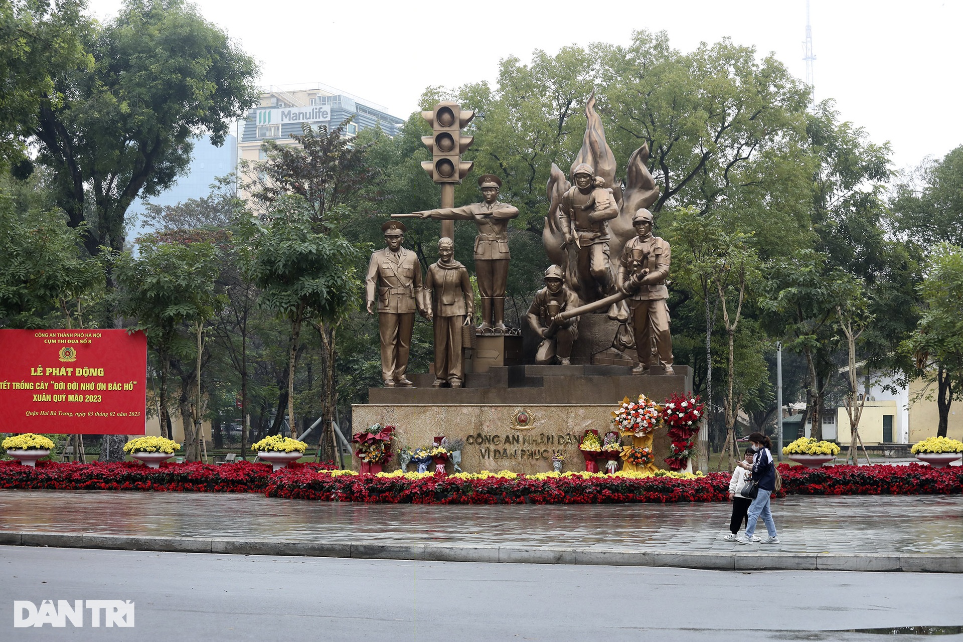 Thay 10.000 cây hoa hồng vào vị trí hàng rào vừa phá ở Công viên Thống Nhất - 7 Thay 10.000 cây hoa hồng vào vị trí hàng rào vừa phá ở Công viên Thống Nhất - 7