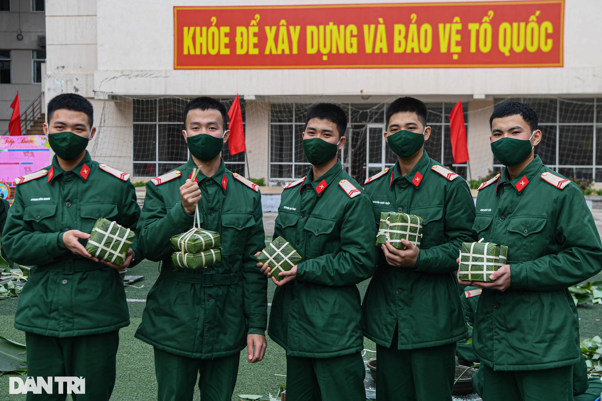 Các chiến sĩ Lữ đoàn Cận vệ trổ tài gói bánh chưng đón Tết - 9 Các chiến sĩ Lữ đoàn Cận vệ trổ tài gói bánh chưng đón Tết - 9