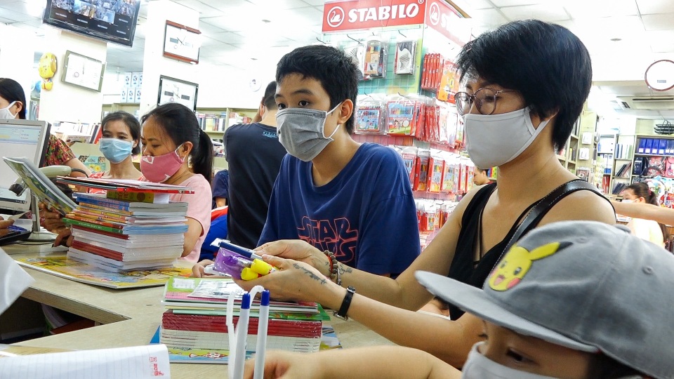 Chen chân, xếp hàng chờ đợi ở nhà sách trước ngày bắt đầu năm học mới - 7 Chen chân, xếp hàng chờ đợi ở nhà sách trước ngày bắt đầu năm học mới - 7