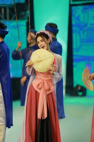 Lương Thu Trang tuổi 35: Nhan sắc thăng hạng, thừa nhận đang yêu - 9 Lương Thu Trang tuổi 35: Nhan sắc thăng hạng, thừa nhận đang yêu - 9