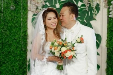 Hồi phục sau cú sốc cưa chân, nhạc sĩ Lê Quang và vợ làm đám cưới bạc