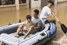 Lo "phố hóa sông, nhà thành ốc đảo”, người Hà Nội  sắm thuyền di chuyển