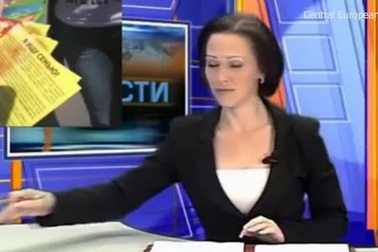 Khoảnh khắc “tai nạn nghề nghiệp” của người đọc bản tin truyền hình