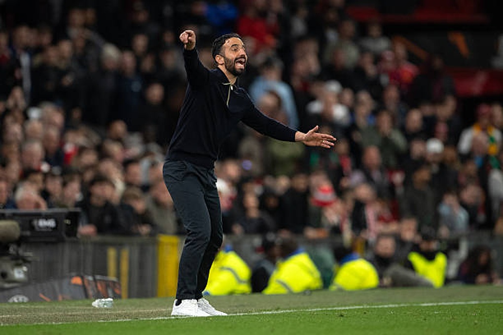 HLV Amorim lên tiếng việc Man Utd buông Premier League, chờ đấu Bilbao - 1 HLV Amorim lên tiếng việc Man Utd buông Premier League, chờ đấu Bilbao - 1