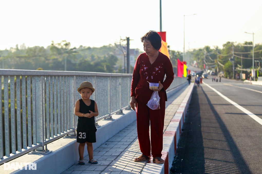 Thông xe cây cầu trăm tỷ ở TPHCM, rút ngắn quãng đường từ 10km còn 500m - 2 Thông xe cây cầu trăm tỷ ở TPHCM, rút ngắn quãng đường từ 10km còn 500m - 2