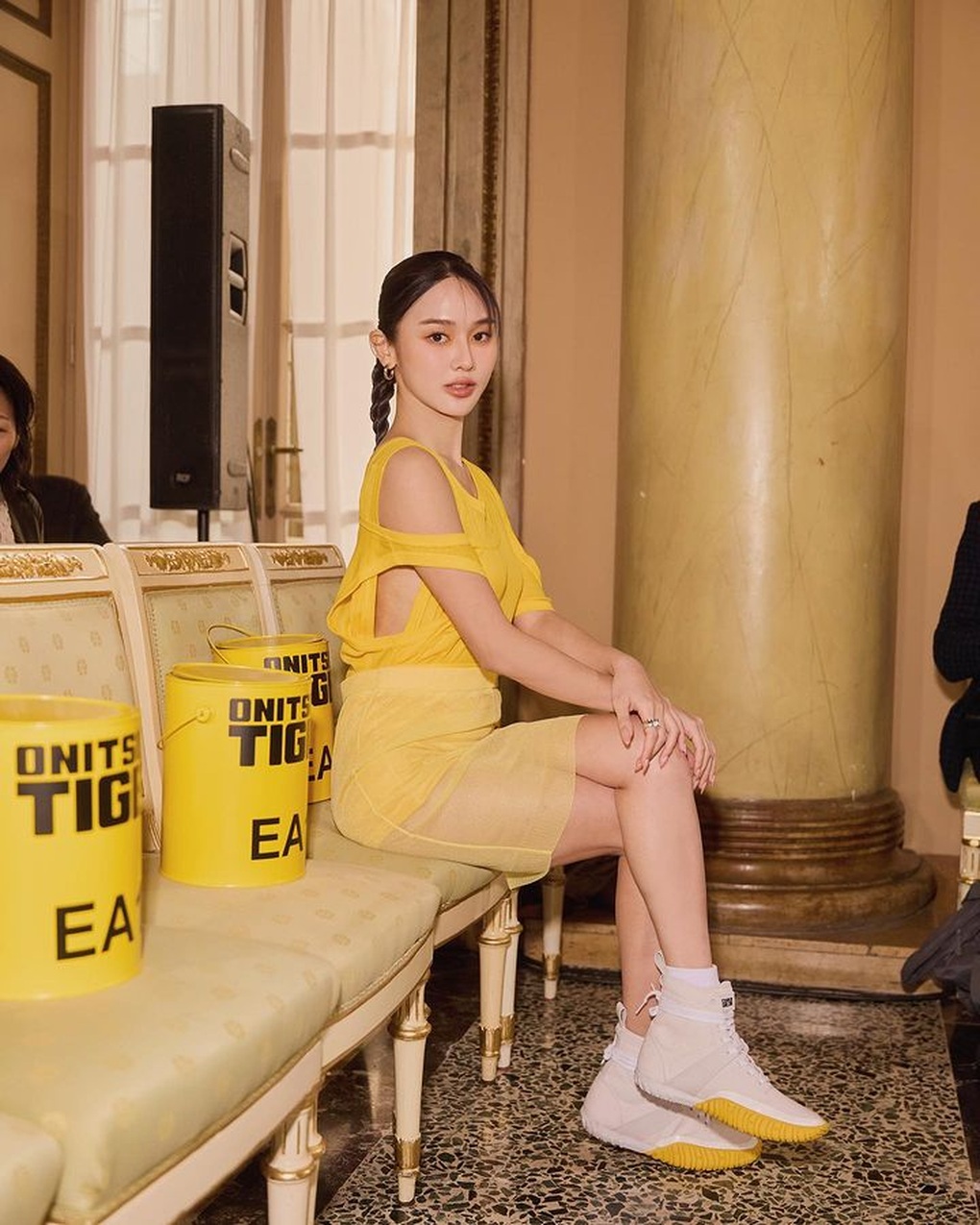 Nữ ca sĩ Hàn diện đồ xuyên thấu, nam người mẫu mặc váy hai dây - 4 Nữ ca sĩ Hàn diện đồ xuyên thấu, nam người mẫu mặc váy hai dây - 4