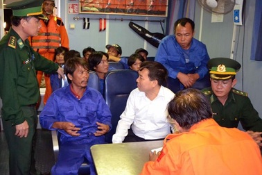 10 ngư dân Quảng Ngãi đã cập bờ an toàn