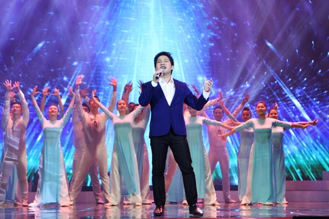 Trọng Tấn, Minh Quân “truyền lửa”  trong Lễ trao giải Nhân tài đất Việt