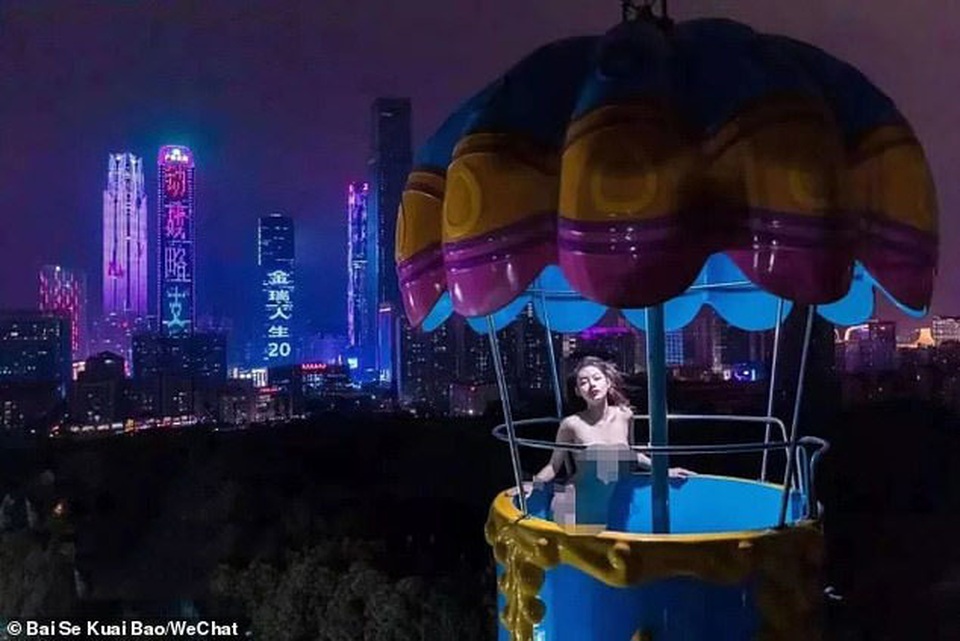 Khỏa thân uốn éo ở công viên, cô gái xinh đẹp bị bắt giữ - 1 Khỏa thân uốn éo ở công viên, cô gái xinh đẹp bị bắt giữ - 1