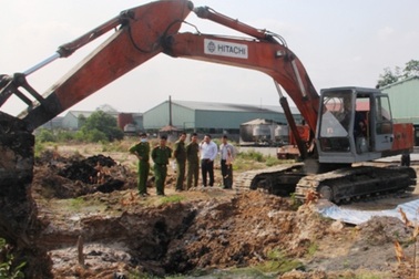 Công ty xử lý rác lén lút chôn chất thải xuống đất