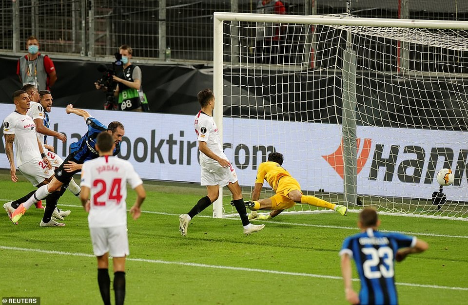 Những khoảnh khắc nghẹt thở trong chiến thắng của Sevilla trước Inter Milan - 14 Những khoảnh khắc nghẹt thở trong chiến thắng của Sevilla trước Inter Milan - 14