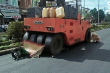 Đang đẩy xe rùa sửa đường, nữ công nhân bị xe lu tông tử vong