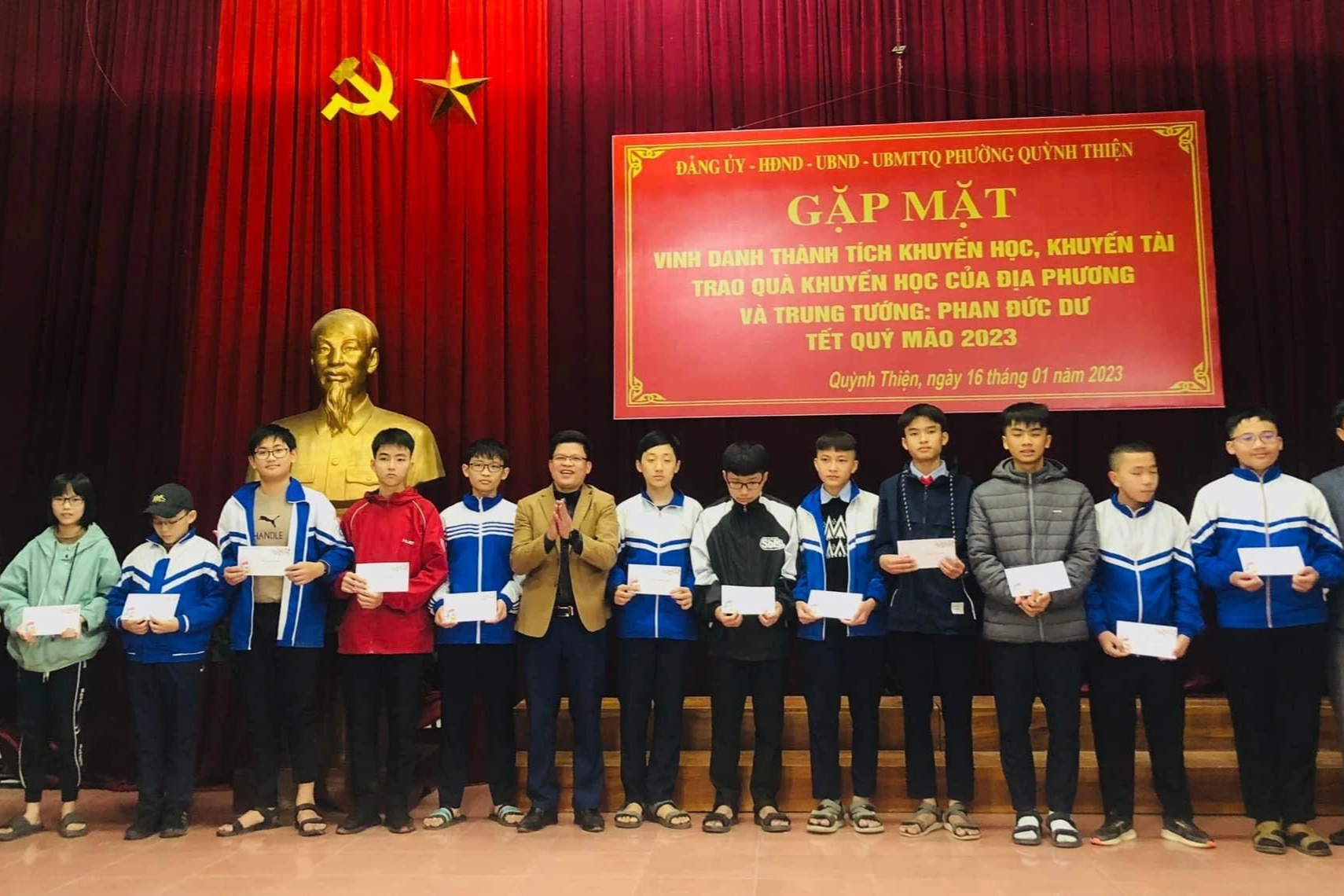 Các học sinh giỏi trên địa bàn phường đón nhận những phần quà động viên của Trung tướng Phan Đức Dư (Ảnh: Sỹ Tùng).