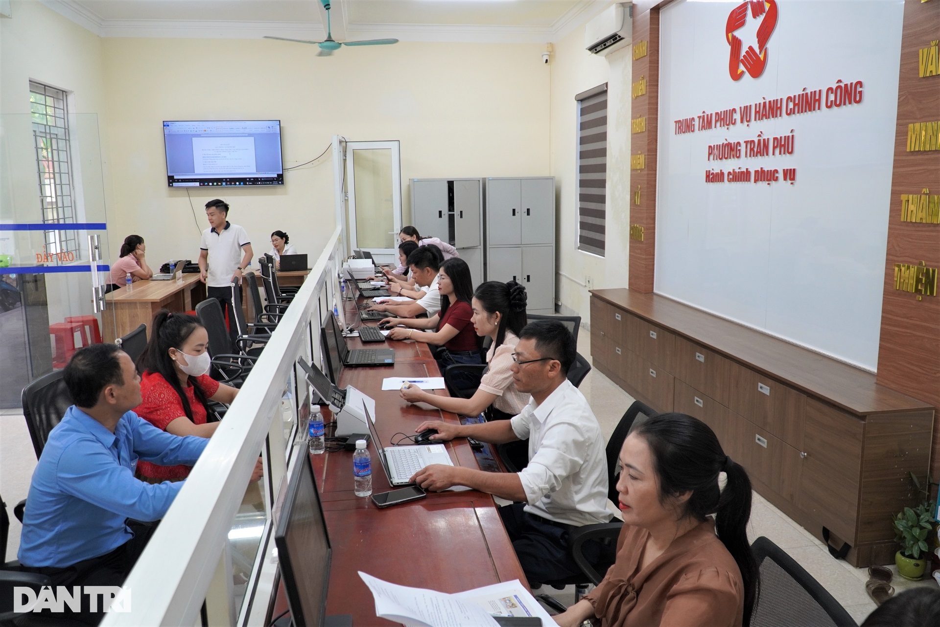 Bên trong Trung tâm Phục vụ hành chính công theo mô hình chính quyền 2 cấp - 7 Bên trong Trung tâm Phục vụ hành chính công theo mô hình chính quyền 2 cấp - 7