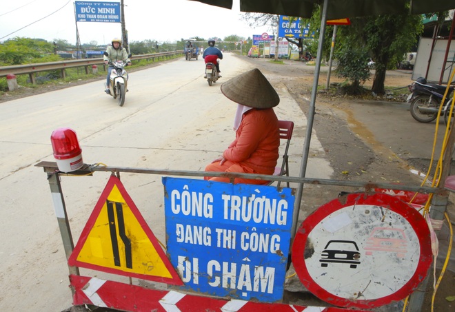 Cầu Đoan Hùng xuống cấp nghiêm trọng, người dân “chật vật” đi bộ qua cầu - 10 Cầu Đoan Hùng xuống cấp nghiêm trọng, người dân “chật vật” đi bộ qua cầu - 10