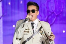 Đàm Vĩnh Hưng xin lỗi khán giả sau ồn ào cài huy hiệu "lạ"