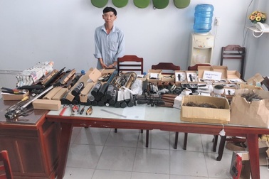 Kiểm tra hành chính căn nhà cho thuê, phát hiện lượng lớn vũ khí thô sơ