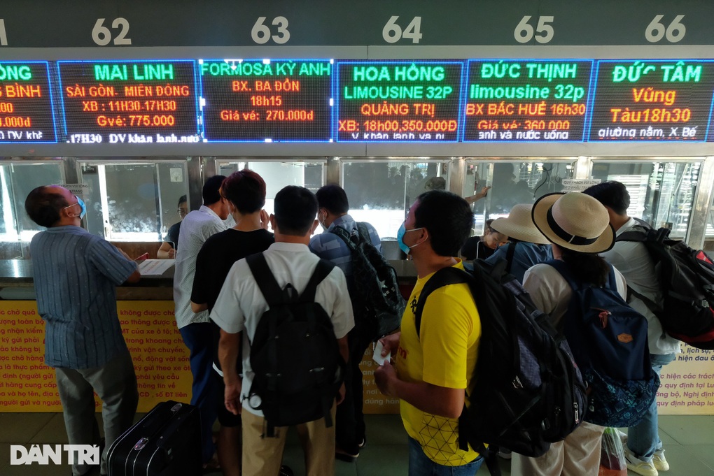 Người dân đổ về quê sớm, cửa ngõ Thủ đô ùn ứ từ trưa - 2 Người dân đổ về quê sớm, cửa ngõ Thủ đô ùn ứ từ trưa - 2