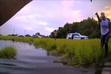 Ô tô rơi xuống nước, người phụ nữ được cảnh sát cứu giúp kịp thời