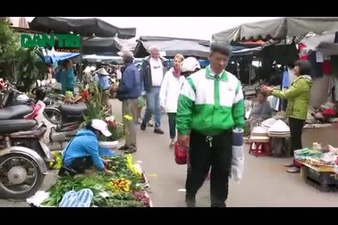 Du khách hào dứng dạo chợ Tết  Hội An