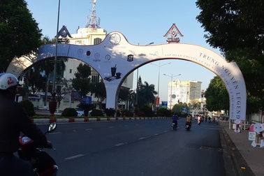 Lùm xùm những cổng chào "như còng số 8" ở thành phố cà phê