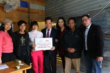 Tân Hoàng Minh: trao tặng lực lượng cứu hộ và các nạn nhân sập hầm số tiền 210 triệu đồng