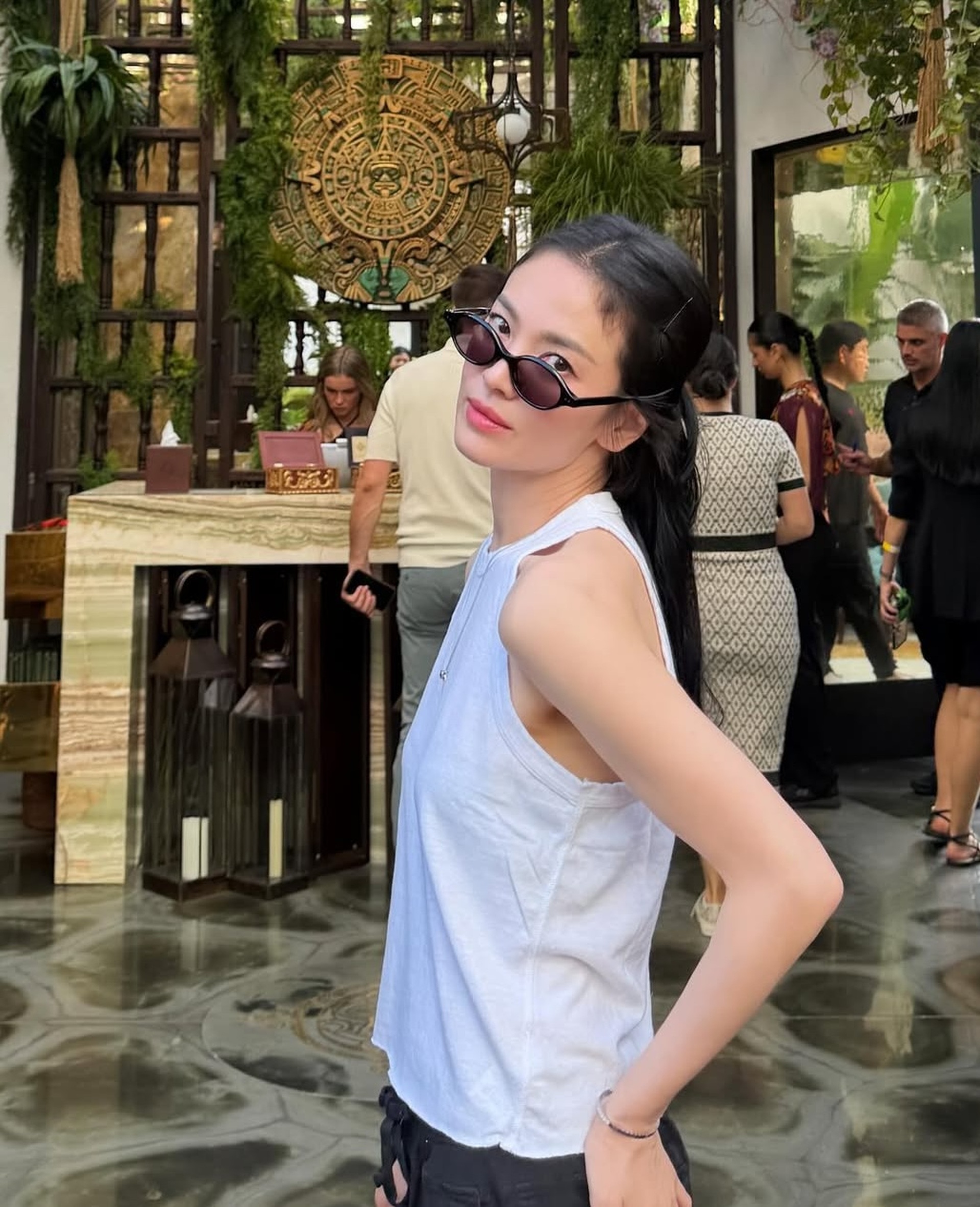 سونغ هي كيو ترتدي فستانًا مثيرًا بدون حمالات، تُظهر جمالها الخالد - 8 Song Hye Kyo diện váy cúp ngực gợi cảm, khoe nhan sắc không tuổi - 8