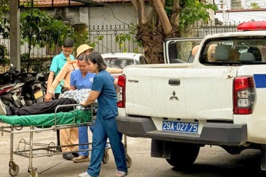 Phát hiện người phụ nữ bị ngất ven đường, CSGT hỗ trợ đưa đi cấp cứu