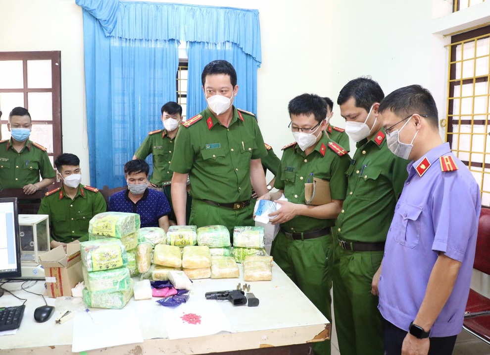 Bí mật trong xe hàng của shipper xuyên Việt bằng ô tô - 3 Bí mật trong xe hàng của shipper xuyên Việt bằng ô tô - 3