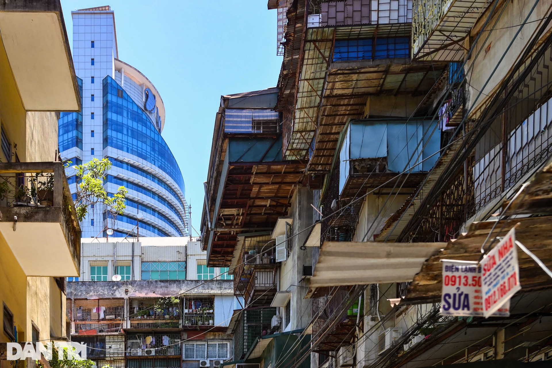 Nhà biến thành hầm ẩm thấp, dột nát tại chung cư tập thể cũ Hà Nội - 18 Nhà biến thành hầm ẩm thấp, dột nát tại chung cư tập thể cũ Hà Nội - 18