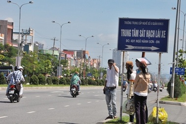 Xong đợt 1, lại tất tả đón xe đi thi đợt 2