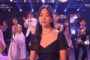 Song Hye Kyo xinh như công chúa, nghẹn ngào thắng giải Rồng Xanh 2023