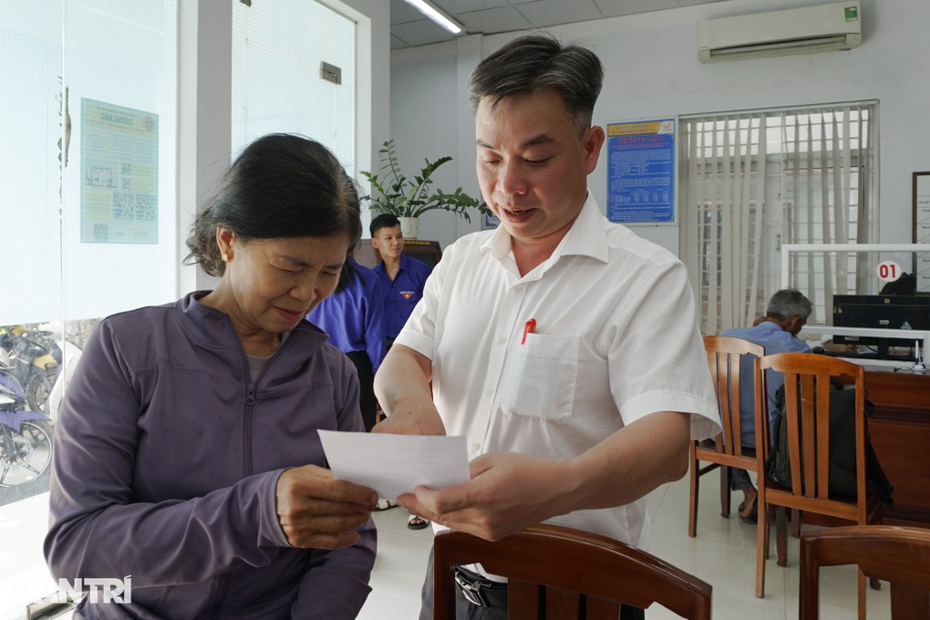 Xã cử cán bộ phục vụ người dân tại nhà  - 1