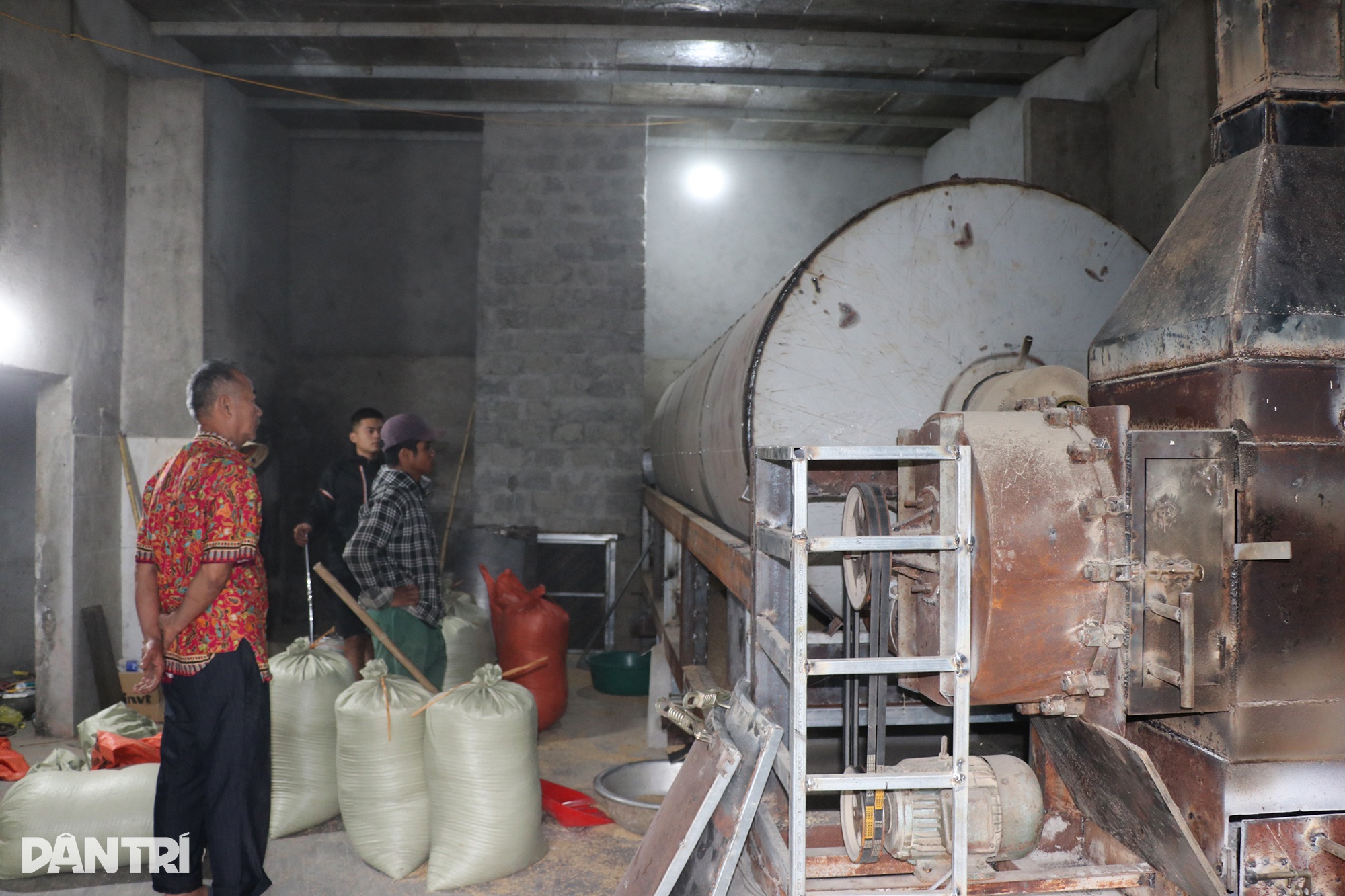Lão nông chế máy sấy lúa và giấc mơ nâng cao giá trị hạt gạo - 6 Lão nông chế máy sấy lúa và giấc mơ nâng cao giá trị hạt gạo - 6