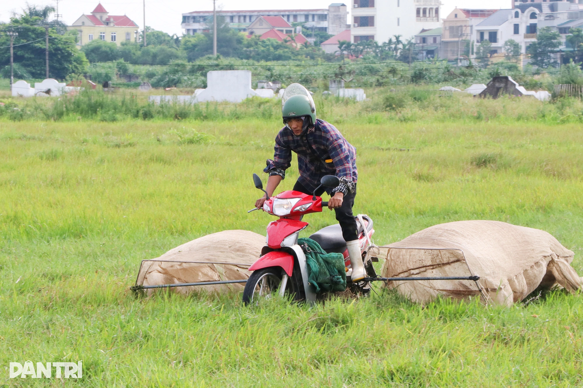 Làm xiếc mô tô bay trên đồng cỏ, bỏ túi tiền triệu mỗi ngày - 6 Làm xiếc mô tô bay trên đồng cỏ, bỏ túi tiền triệu mỗi ngày - 6