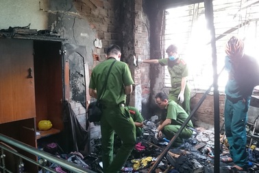 Cháy dữ dội, cửa hàng quần áo bị thiêu rụi