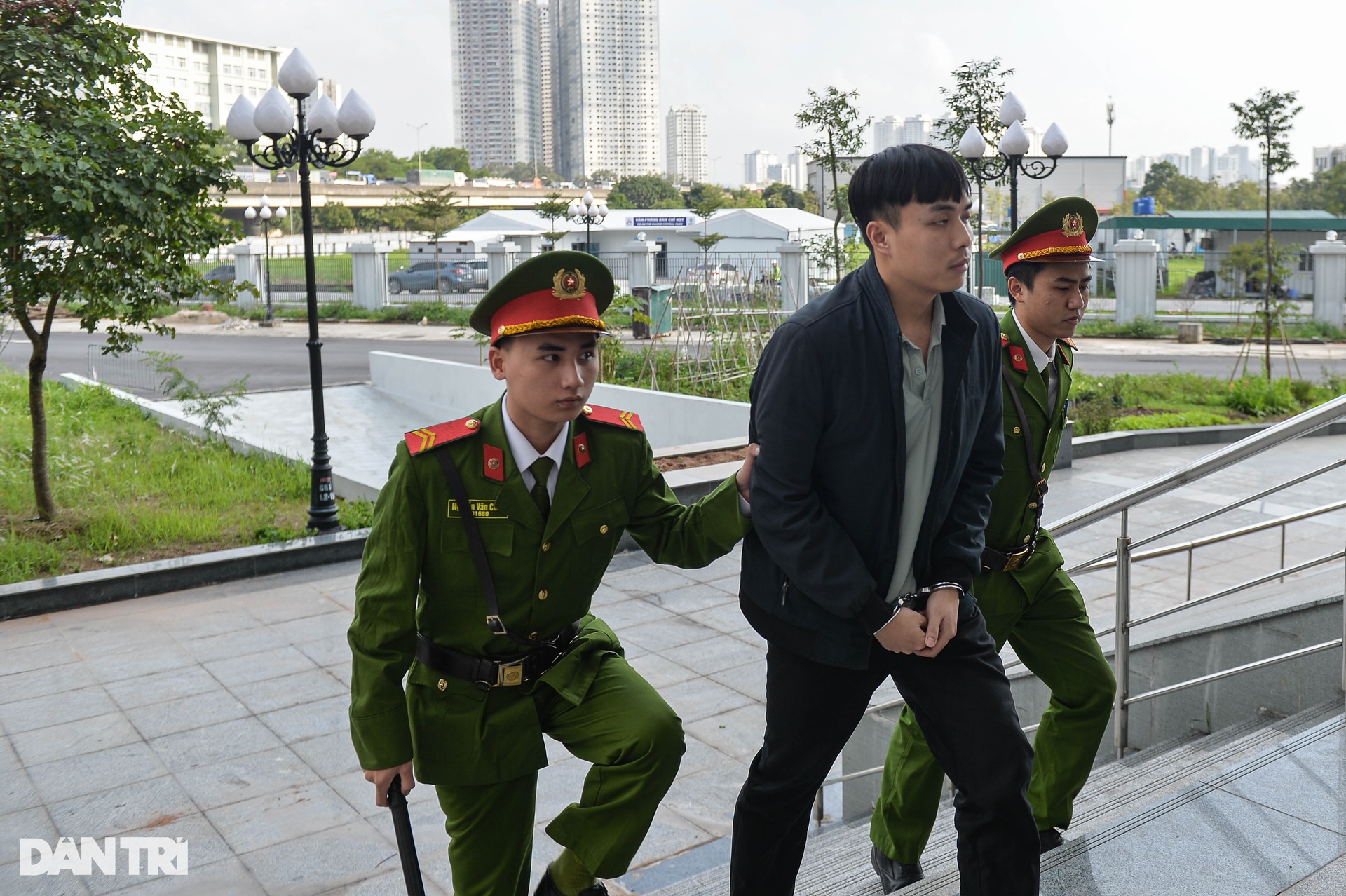 Dẫn giải 3 cựu cán bộ công an bị cáo buộc bắn trộm dê của dân đến hầu tòa - 2