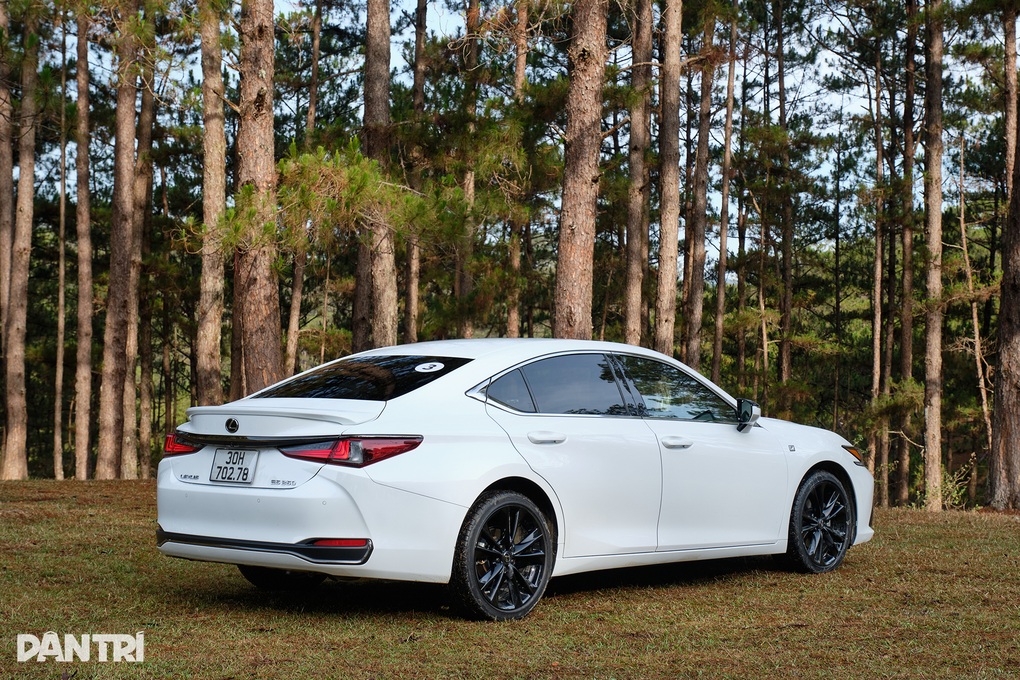Trải nghiệm Lexus ES 250 F Sport: Lái hay hơn nhưng vẫn thiếu chút để đã - 7 Trải nghiệm Lexus ES 250 F Sport: Lái hay hơn nhưng vẫn thiếu chút để đã - 7