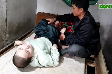 Ông bố 3 con thơ nuôi anh tật nguyền bằng nghề bẫy chuột