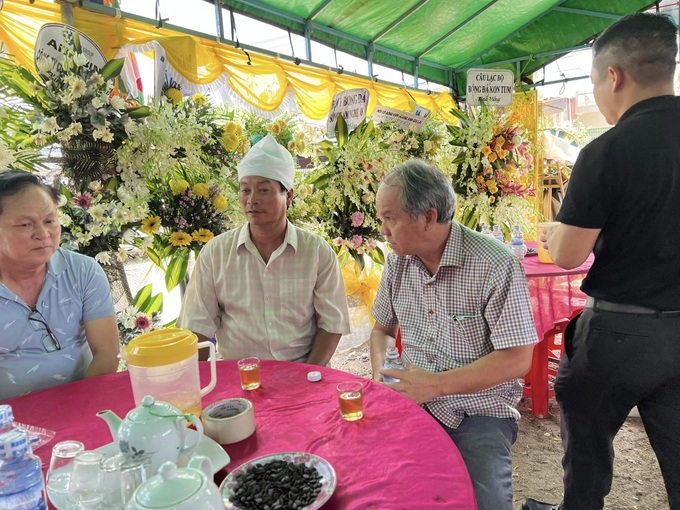 Bầu Đức khóc tiễn đưa thành viên Hoàng Anh Gia Lai về nơi an nghỉ cuối cùng - 1