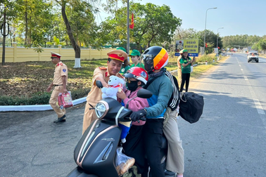 CSGT tặng mũ bảo hiểm, đổ xăng cho người dân về quê ăn Tết