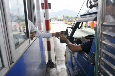 Thêm một trạm BOT ùn tắc vì tài xế rủ nhau trả liền lẻ