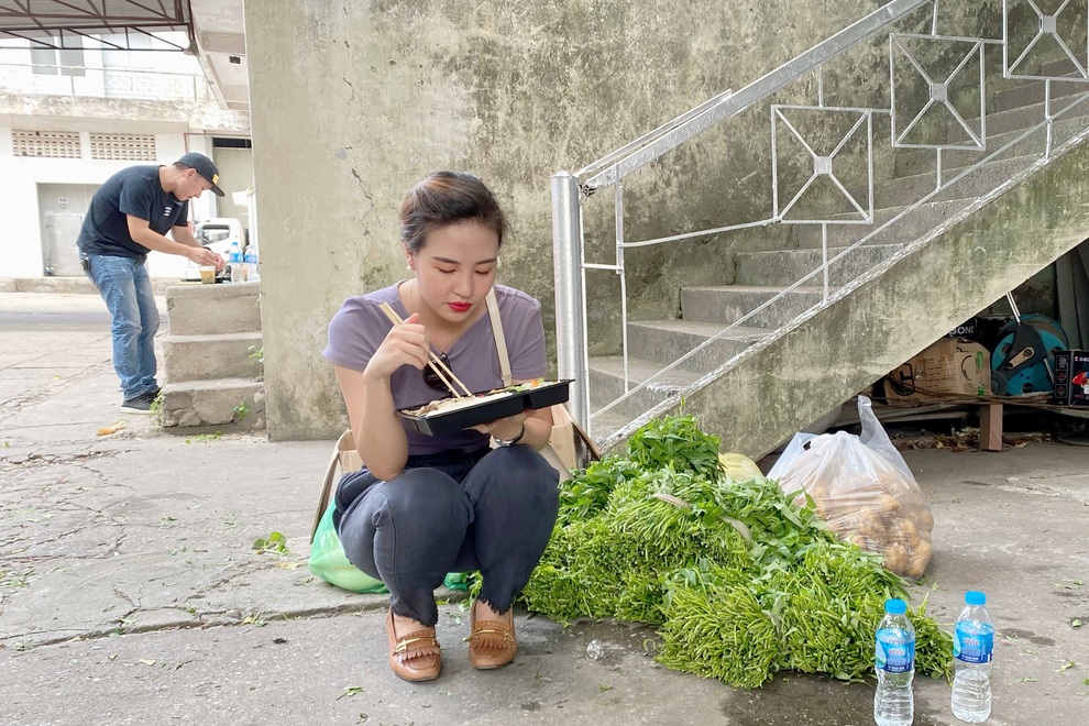 Cán bộ Đoàn ăn vội bữa trưa ở góc cầu thang, tất bật lo cơm cho người nghèo - 1 Cán bộ Đoàn ăn vội bữa trưa ở góc cầu thang, tất bật lo cơm cho người nghèo - 1