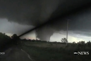Lốc xoáy khổng lồ ở Mỹ: 2 người chết