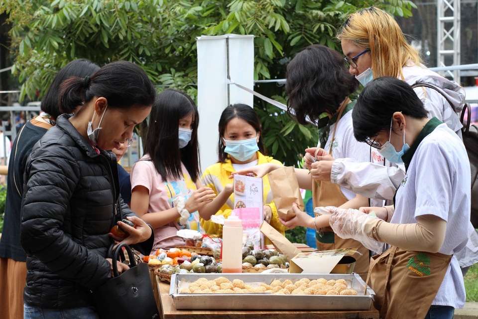 Cuối tuần, người dân đổ về phố đi bộ trải nghiệm tour ẩm thực Hà Nội - 8 Cuối tuần, người dân đổ về phố đi bộ trải nghiệm tour ẩm thực Hà Nội - 8