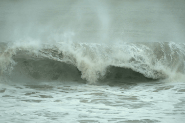 Biển Quy Nhơn dậy sóng trước giờ bão Kalmaegi đổ bộ