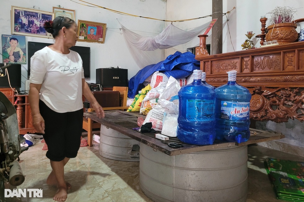 Mầm bệnh theo dòng nước bủa vây người dân tại rốn lũ Hà Nội - 2