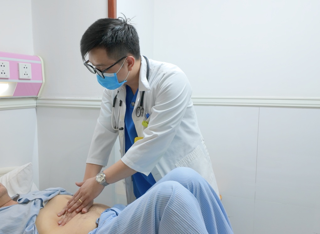 Cấp cứu vì xuất huyết tiêu hóa sau 7 ngày đau bụng âm ỉ - 2 Cấp cứu vì xuất huyết tiêu hóa sau 7 ngày đau bụng âm ỉ - 2